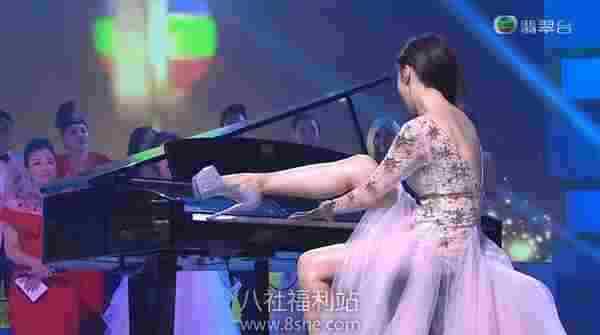 TVB台庆 李施嬅用脚弹钢琴 裙底走光