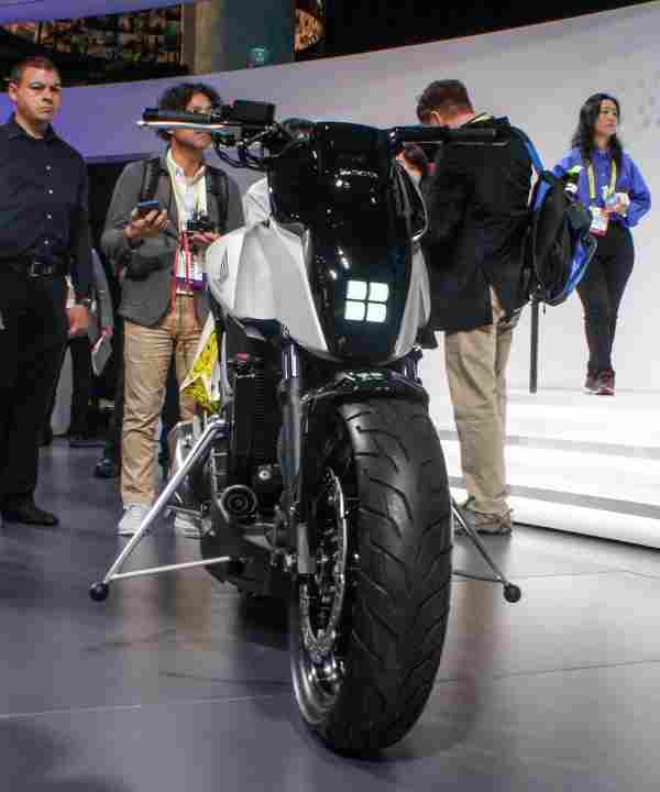 [图]本田展示能够自我平衡的自动驾驶摩托车