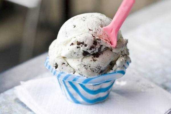 冰淇淋冰甜可口 当心“甜蜜陷阱”_冰淇淋的含糖量多高_人一天吃几个冰淇淋最适宜-