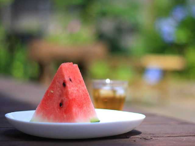 西瓜虽大寒 孕期也能适量吃_孕期饮食应该注意什么_孕期可以吃西瓜吗-