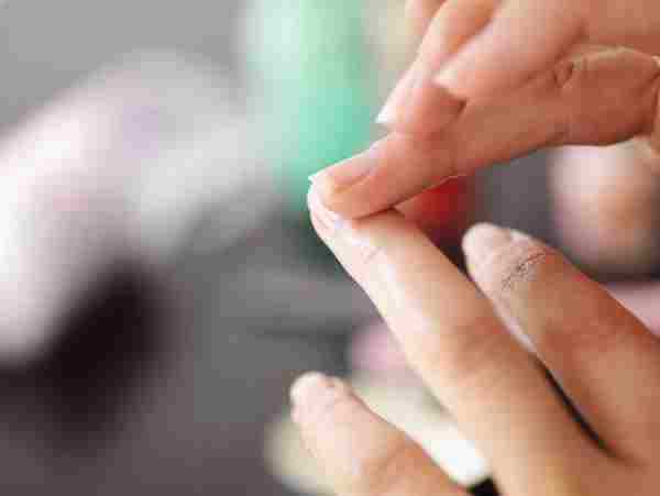 指甲表面凹凸不平有竖纹是病吗|指甲|营养不良