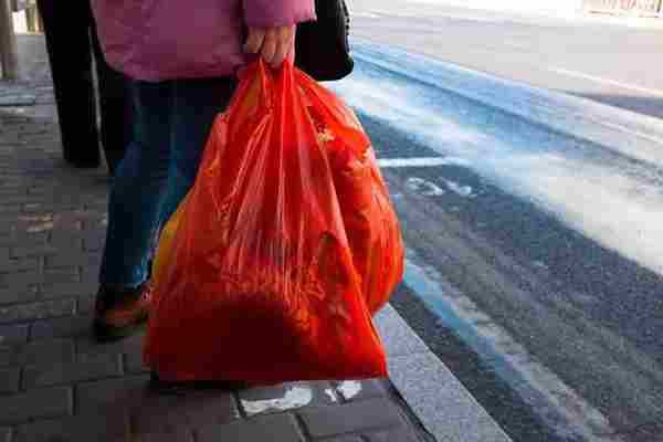 限塑令9年不痛不痒：限塑变卖塑 消费者不在乎花两毛|塑料袋