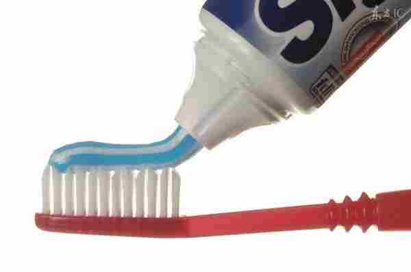 提醒：牙膏挤太多危害大|牙膏|氟斑牙|龋齿