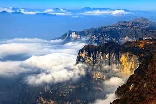 乌蒙山在哪里(“乌蒙磅礴走泥丸”的乌蒙在什么地方)