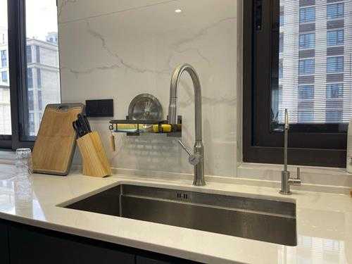 水槽单槽好还是双槽好更实用(厨房水槽单槽和双槽的区别)