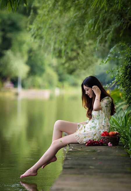 Photoshop将水景人物图片打造出柔和的古典青蓝色特效